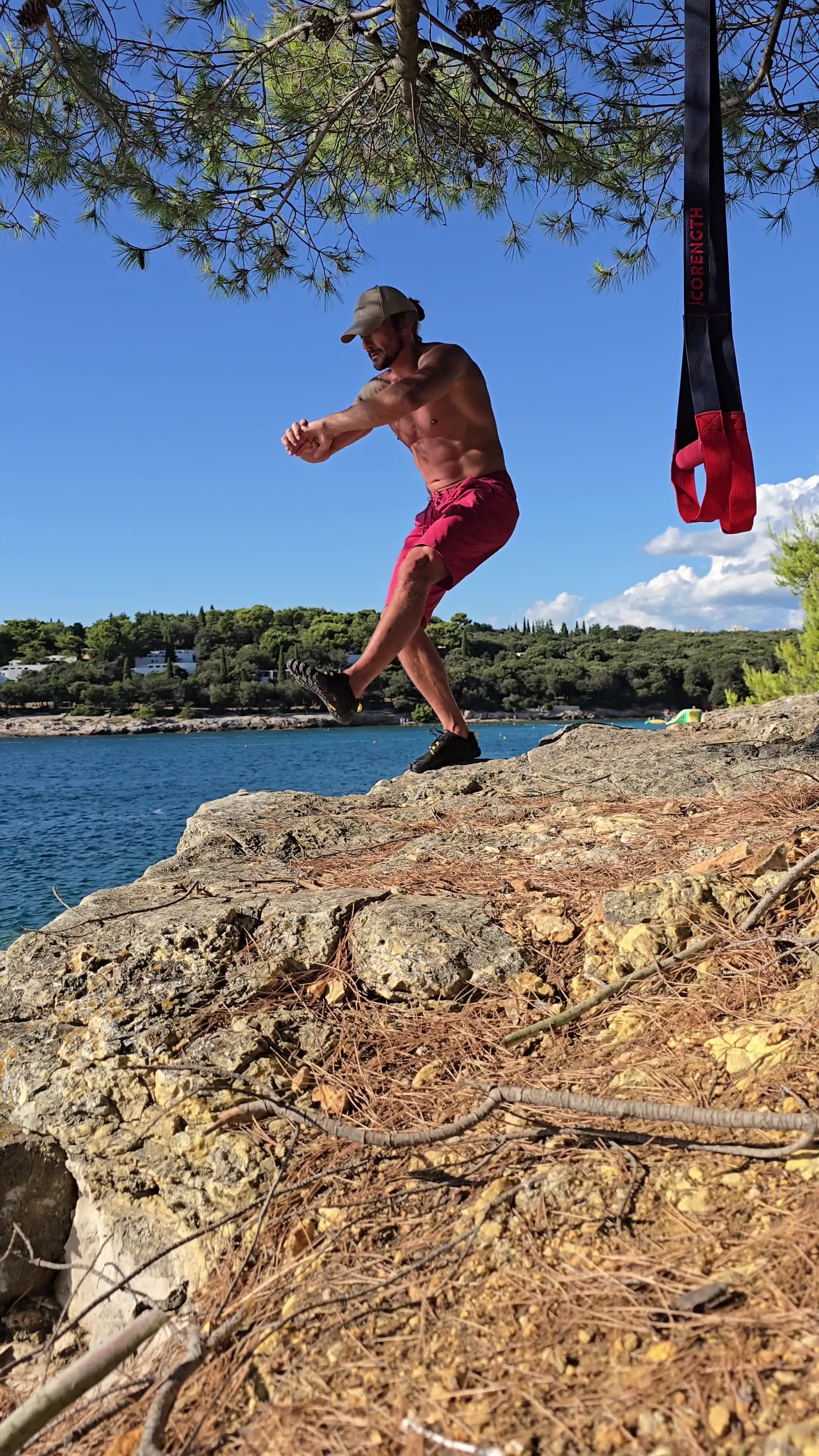 Vacanță, natură și… pistol squat 💪 Când nu ai sală, ai mereu la dispoziție cel mai eficient aparat: propriul corp. Pistol squat-ul (genuflexiune pe un picior) e un exercițiu rapid și complet – lucrează forța, echilibrul și mobilitatea într-o singură mișcare. Fără greutăți, fără scuze. Doar TU, natura și un picior de fier. Tu ce exercițiu faci în vacanță ca să rămâi în formă? Au mai rămas 5 zile până când ne vedem la SENSE4FIT Summit, la ROMEXPO. Ce mai aștepți? Folosește codul „DRCEZAR10” și ai 10% reducere în plus, peste reducerea de 30% cu codul „MASTERCLASS”! . . . #DoctorCezar #DrCezar #MiscareNUScuze #SENSE4FIT #Summit #AMR5zile #PistolSquat #Longevitate #FitnessRomania #StilDeViata #IatiSanatateaInPropriileMaini #foryou #fyp