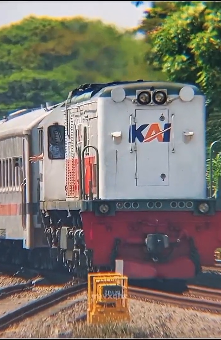 karawang panas euy🥵 ya ga @syafiqrailfans @𝗡/𝗔 𝘍𝘵`𝘾𝙎  - - - #cc2030203🔵⚪ #railfansindonesia #railfansoftiktok #cinematictrain #cinematickeretaapi 