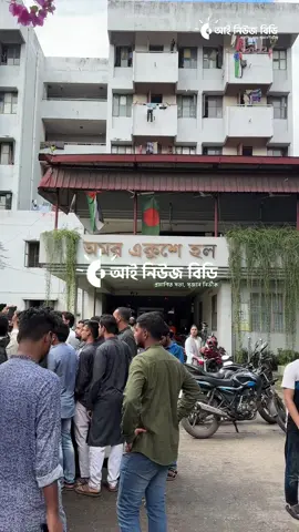 শিক্ষার্থীদের সঙ্গে হলে খাবার খেলেন ছাত্রদলের ভিপি প্রার্থী আবিদুল ইসলাম খান।