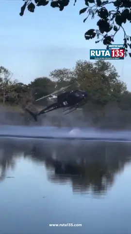 🚁 Un helicóptero utilizado para combatir un incendio en el noroeste de #Francia se estrelló al intentar recoger agua de un estanque. Afortunadamente, la tripulación resultó ilesa. #accident #helicopter #fire #news 