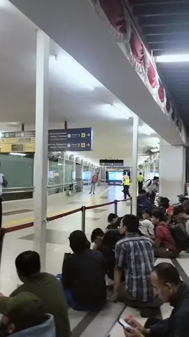 Situasi Malam ini di Stasiun Tanah Abang,Ribuan Penumpang,gak bisa melakukan perjalanan Menuju Rangkas Bitung begitu pun sebalik nya. di karna kan,Kereta tertahan di stasiun Palmerah Jakarta Barat,karna ada Aksi Demo Masa. #fyppppppppppppppppppppppp 