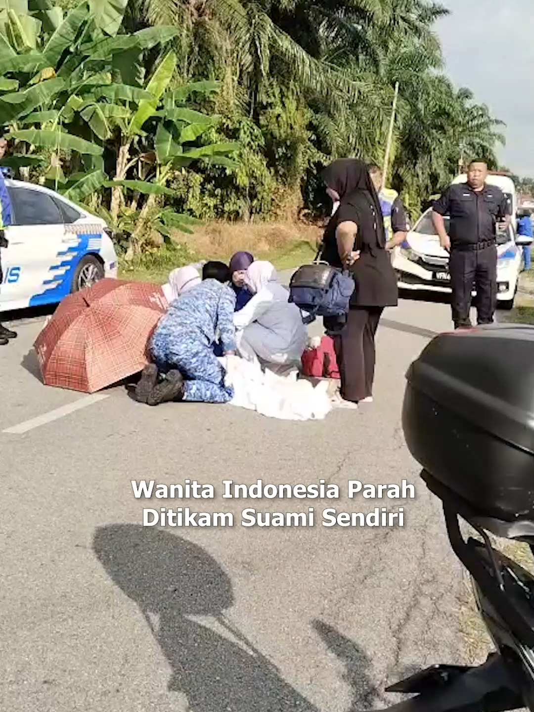Seorang wanita Indonesia mengalami pendarahan dalaman akibat ditikam di bahagian kiri perut oleh suaminya yang juga warganegara Indonesia. Ketua Polis Daerah Kuala Langat, Supt Mohd Akmalrizal Radzi berkata, kejadian tersebut berlaku kira-kira 8.50 pagi tadi di Jalan Redan Kanchong Darat, Banting Selangor. #PDRM #MalaysiaGazette