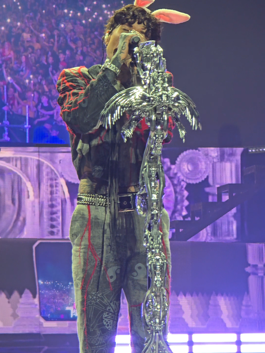Bring Me The Horizon - Follow You - Leeds Fest 2025 Being so close to Oli and hearing this song live has completed me. The bunny ears are the cherry on the cake 🖤 @BRING ME THE HORIZON   #bringmethehorizion  #leedsfestival #leedsfest #followyou #emotional 