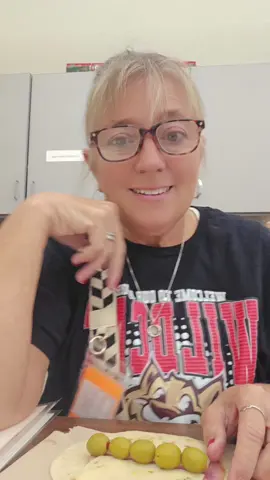 I hope everyone is have a wonderful  Monday.  #lunchtime #toearly #itsagooddaytohaveagoodday  #MONDAY 8-25-25 