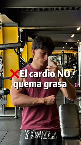 ¿Cardio para quemar grasa? Te mintieron. La realidad es esta 👇 La grasa no se quema, se oxida… y para que eso pase necesitas 2 cosas: déficit calórico + entrenamiento de fuerza.  El cardio es solo una herramienta, pero si quieres resultados reales, dale prioridad a las pesas y a tu nutrición. ➡️ Guardá este video si alguna vez pensaste que solo el cardio servía para bajar grasa. ➡️ Etiqueta a tu gymbro que aún no lo entiende . . #fitnesstips #cardio #entrenamientodefuerza #deficitcalorico #perdergrasa    