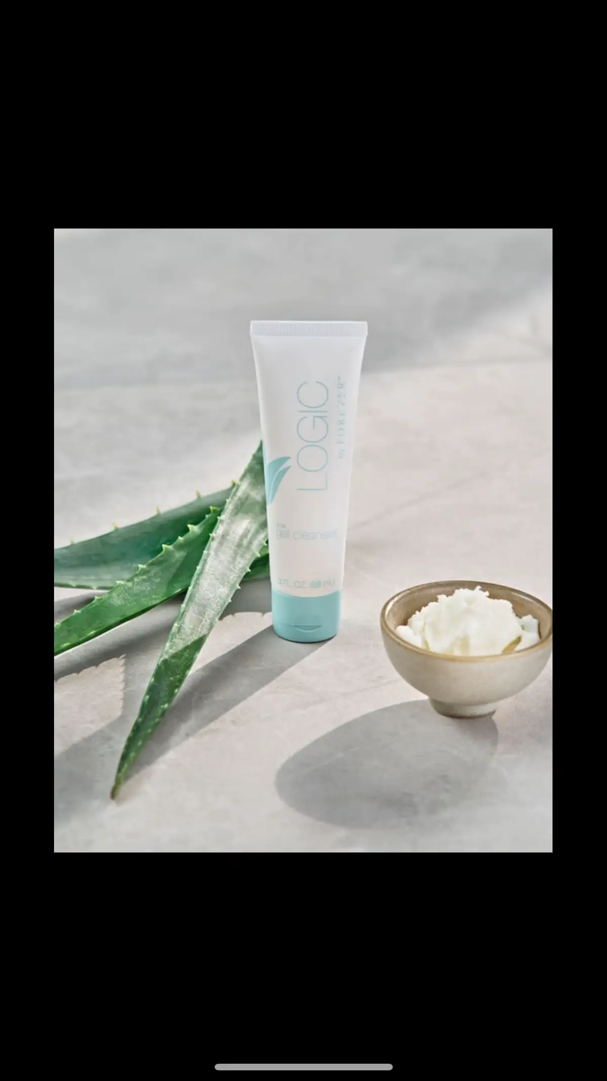 ✨ Un nettoyant doux, efficace et clean ? On a coché toutes les cases avec le Gel Nettoyant Logic by Forever 🩵   🌿 96 % d’ingrédients d’origine naturelle 💧 Une texture gel ultra-fraîche qui se transforme en mousse légère 🌰 Des actifs botaniques comme le jojoba, l’aloe vera et le dattier du désert 🧴 Formule vegan, sans parfum ajouté, sans sulfate   Résultat ? Une peau nette, souple et apaisée, dès la première utilisation. Convient à toutes les peaux, même sensibles !   Routine validée matin & soir ✌️   #LogicByForever #ForeverSkincare #CleanRoutine #ForeverLiving #AloeVeraPower   
