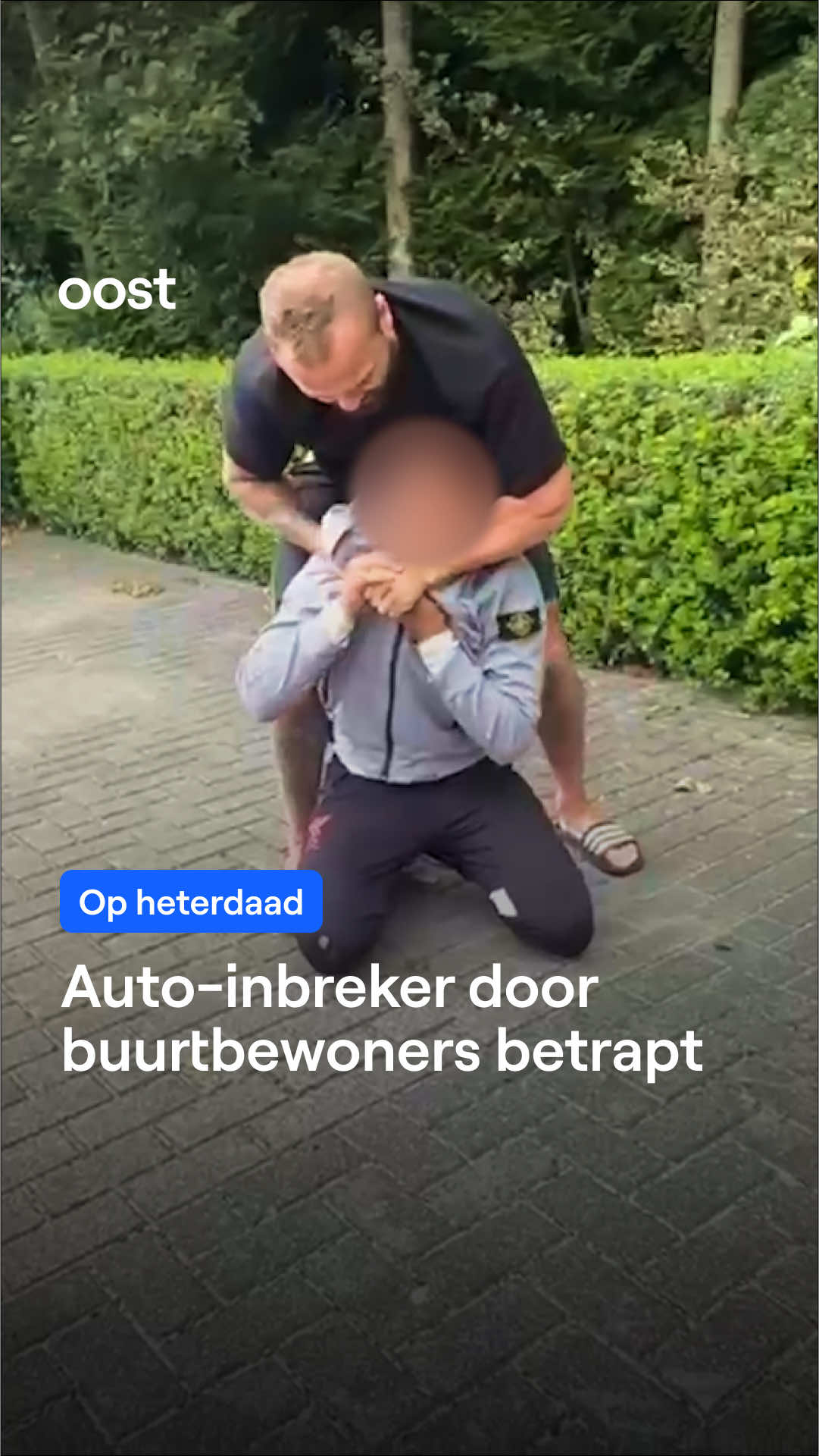 Nadat zijn moeder zag hoe twee mannen iets uit de bus van de buren probeerden te halen, wachtte Colin Bolier geen seconde. In een virale video is te zien hoe de Vriezenvener een van de mannen te pakken krijgt en vasthoudt tot agenten hem kunnen meenemen.  #rtvoost #autodiefstal #burgerarrestatie #politie #vriezenveen 