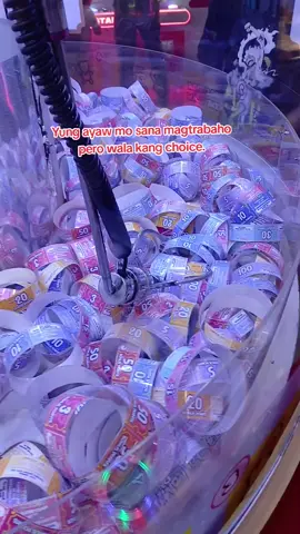 Motivated na sana akong mag-work today… kaso nakita ko ‘to sa Tom's World. Claw machine na pilit pa ring kumakayod kahit wala nang lakas. Well represented ang mood ko today dahil sayo. #ClawMachine #fyp #WorkingonHoliday #BayaningPuyat 