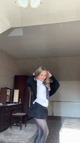 school uniform is so underrated frrr #foryou #fyp #schooluniform #sabrinacarpenter 