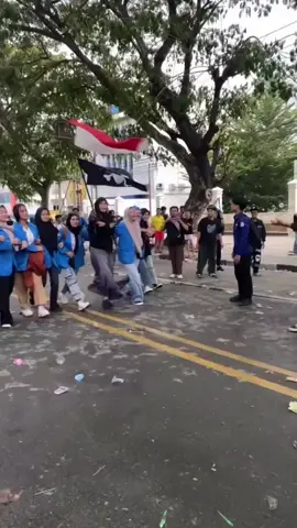 Demo di kantor DPRD Sulaewesi Tengah di Kota Palu, ricuh. Massa gabungan dari masyarakat dan mahasiswa terlibat bentrok dengan petugas. Massa sejak siang hingga pukul 15.00 WITA, memaksa masuk masuk ke dalam kantor DPRD Sulteng, namun dihalangi petugas kepolisian. Massa kemudian mulai mendorong-dorong pagar dan barikade petugas yang mengakibatkan pagar kantor DPRD tersebut jebol.