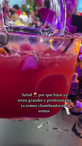 Ahora que están grandes nuestros hijos no la disfrutamos más 😁#sister #hermanas #salud #🥂 