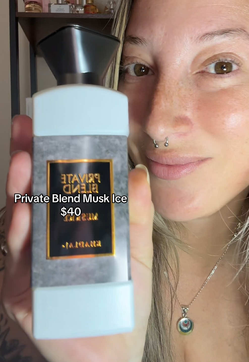 Se parecen un 80% yo siento que este se parece un poco a otro nicho también. Es muy buena opción si te gusta el ADN de Valaya, esta inspiración, Private Blend Musk Ice es perfecta. #perfumetiktok #perfumesarabes #khadlajperfumes #perfumesparamujer #perfumetok 