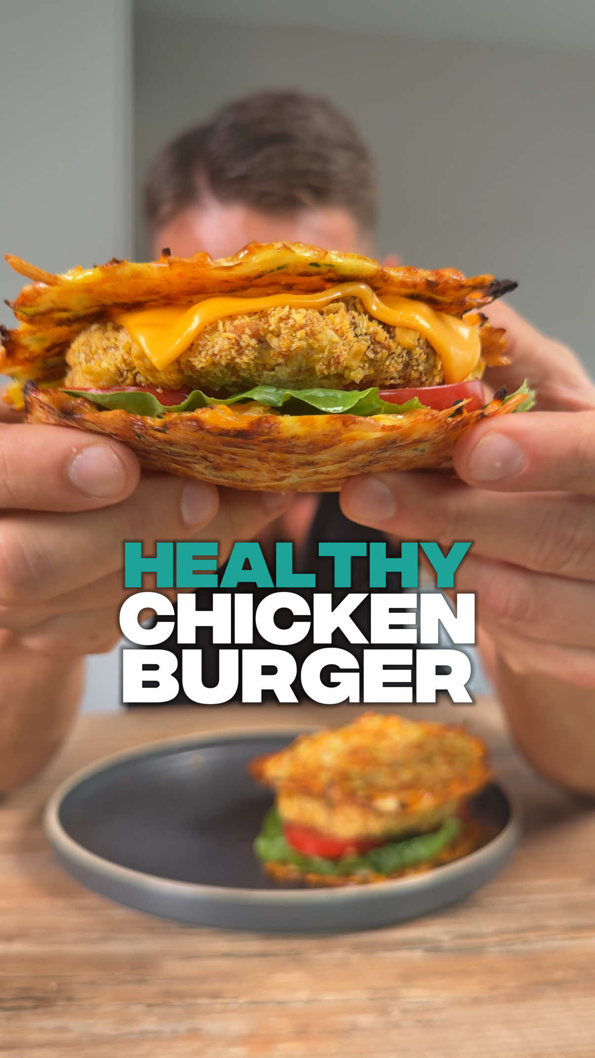 ✅ 5 Burger ✅ Pro Burger: 374kcal, Fett 14g, KH 18g, P 47g  Kommentiere „BURGY“ und ich schicke dir das Rezept zum speichern oder ausdrucken kostenlos zu.  📝 Gemüse Bun 📝 🔹250g Karotten (gerieben) 🔹300g Zucchini (gerieben) 🔹180g Light Käse (Eat Lean) 🔹2 Eier 📝 Sonstige Zutaten 📝 🔹5 Scheiben Käse 🔹50g Cornflakes ungesühnt 🔹600g Hähnchenbrustfilet 🔹Gewürze 🔹Salat 🔹Tomate 👨‍🍳 Zubereitung: 👨‍🍳 Für die Gemüse Buns einfach alle Zutaten in einer Schüssel vermengen und anschliessend auf dem Backblech portionieren. Ich habe ca 2 EL pro Bun genommen. Für 30min im Backofen bei 200°C backen. In der Zwischenzeit Das Hähnchenbrustfilet zu Hackfleisch verarbeiten, würzen und Patties daraus formen. Cornflakes in einem Mixer fein zerkleinern. Patties darin wälzen und im Airfryer 12min bei 200°C goldbraun backen. Burger nach belieben belegen. 🔍 Du willst endlich deine Ziele erreichen, aber weißt nicht, wo du anfangen sollst? Ich helfe dir dabei, deine Wohlfühlfigur zu erreichen – langfristig, ohne Verzicht und mit einem Plan, der in deinen Alltag passt. 💪 Gemeinsam starten wir den Weg zu einem fitteren, gesünderen Leben!  ➡️ Sichere dir jetzt dein kostenloses Erstgespräch – Link in der Bio! 📲  #burger #chickenburger #healthy #lowcarbrezept #lowcarb    