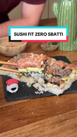 Sushi Fit a Casa Zero Sbatti🍣 🛒Ingredienti: Riso: 130gr (io uso quello per sushi) Salsa: 2 uova / 25gr maionese light / 25gr ketchup 0 / 30gr formaggio spalmabile magro / Erba cipollina  Resto: 3 alghe grosse (5gr) / 120gr salmone (io prendo il carpaccio) / 1 cetriolo / mezzo avocado (70gr) 👉Procedimento: prendi il riso e sciacqualo un po’ di volte finché l’acqua non diventa limpida / metti in un pentolino e aggiungi 1,25 volte di acqua (quindi 190ml circa) / a fiamma alta porta a ebollizione, quando inizia a bollire, metti il coperchio e termina la cottura fiamma bassa per 18 minuti / mentre il riso riposa fai il resto della ricetta / fai bollire le uova in modo che siano sode col tuorlo cotto, quindi circa 12 minuti / una volta sbucciate schiacciale e mischile con tutti gli altri ingredienti / in una teglia 16 x 25 metti sul fondo della pellicola trasparente fai in modo che esca dai lati e sia abbondante, almeno poi puoi chiudere anche lo strato finale / componi gli strati con salmone, alga, cetriolo tagliato sottile (io uso il pelapatate), avocado, crema di uova, alga, riso, alga / una volta composti gli strati compatta bene e lascia riposare in frigo 1 oretta (meglio se con un peso sopra) / una volta pronto estrai delicatamente, ribalta, apri la pellicola e taglia in 15 🔥1 di 15 🍣 66 Kcal 8.2 C / 3.4 P / 2.5 F 📘I miei RICETTARI📙 👉Cartaceo: Amazon 👉Ebook: alanvalca.com 🚨Prozis cod. ALANVALCA #alanvalca #sushi #dimagrire #dieta 