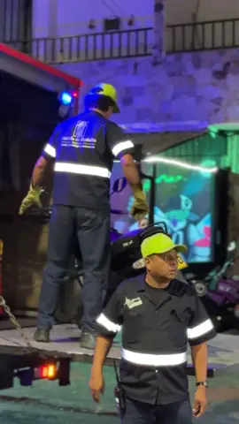 Las autoridades regresaron a los barrios, en Medellín, para ponerle orden a las calles… Prensapaisa.com En un impresionante operativo de control, los policías y agentes de tránsito detuvieron motocicletas y automóviles, revisaron documentos, practicaron requisas y verificaron antecedentes. Según el reporte varios vehículos fueron inmovilizados por incumplir las normas de tránsito, confirmaron voceros de la Policía y la Secretaría de Movilidad. Estos controles, que se realizan de manera permanente, buscan frenar el delito, garantizar la seguridad de los barrios y promover una movilidad más tranquila en la ciudad. Los uniformados recordaron que muchos delitos se cometen usando motos o carros en regla a medias, por lo que estos operativos no solo son de tránsito, sino también de seguridad ciudadana. Vecinos del sector celebraron la intervención, asegurando que este tipo de acciones generan confianza: “Hace rato no veíamos tanta presencia de Policía, ojalá sigan viniendo, porque eso espanta a los ladrones”, expresó una señora asomada por una ventana. La recomendación para los conductores es que estacionen sus vehículos en los puntos autorizados, tener al día la revisión técnico-mecánica, el Soat, la licencia y todos los documentos a la mano.
