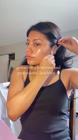 i was so tired and also forgot to take my piercings out before doing my makeup but everything worked out and i got my professional headshot🪞💄 also had to finish getting ready on the train 🥀 #grwm #workmakeup #college #headshots #fyp 