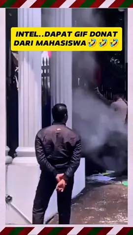 Hahah.. intel dapat Gif donat dari Mahasiswa 🫵🏽😂 jadi Intel mau cari gara-gara, seolah mahasiswa biang keroknya 🖕🏽🐶 . . . . . #negarakorupsi #bubarkanDPR #ripindonesia #ripkeadilan #fypシ゚viral 