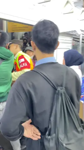 Penumpang KRL protes di stasiun parung panjang