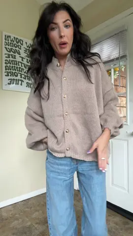 The most perfect fall staple sweater- effortless and chic #fallfashion #falloutfits #fallcardiganstyle #fallcardigan #cardigan 