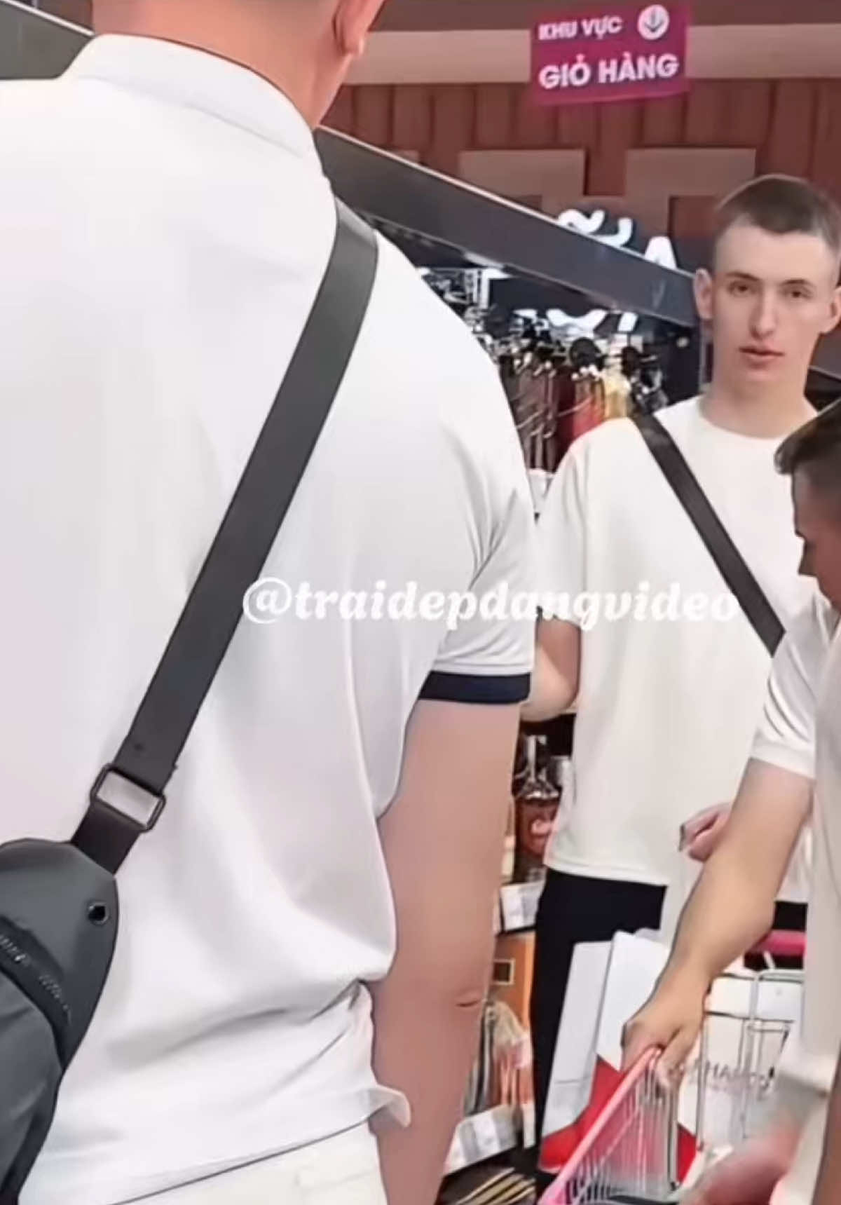Cũng shopping lựa lựa dữ dội lắm á 🤣🤣🤣 thấy hợp đồ Việt Nam quá rồi ha 🫶🫶🫶  ———————- Quân đội Nga tham gia Lễ Kỷ niệm DIỄU BINH, DIỄU HÀNH 80 năm Cách mạng tháng Tám và Quốc khánh 2/9 Việt Nam #a80 #dieubinh #dieuhanh #duyetbinh #quockhanh 