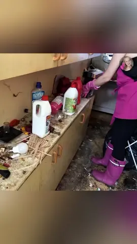 cleaning the kitchen, heavy cleaning, cleaning the room there was a lot of dirt #homecleaning #heavycleaning #cleaningmotivation #cleaningtiktok #limpezasatisfatória  PS: contém 👇🏻  🧽✨ Corte do vídeo da Auri Katariina 👉 Confira o canal dela no YouTube para ver a transformação completa!