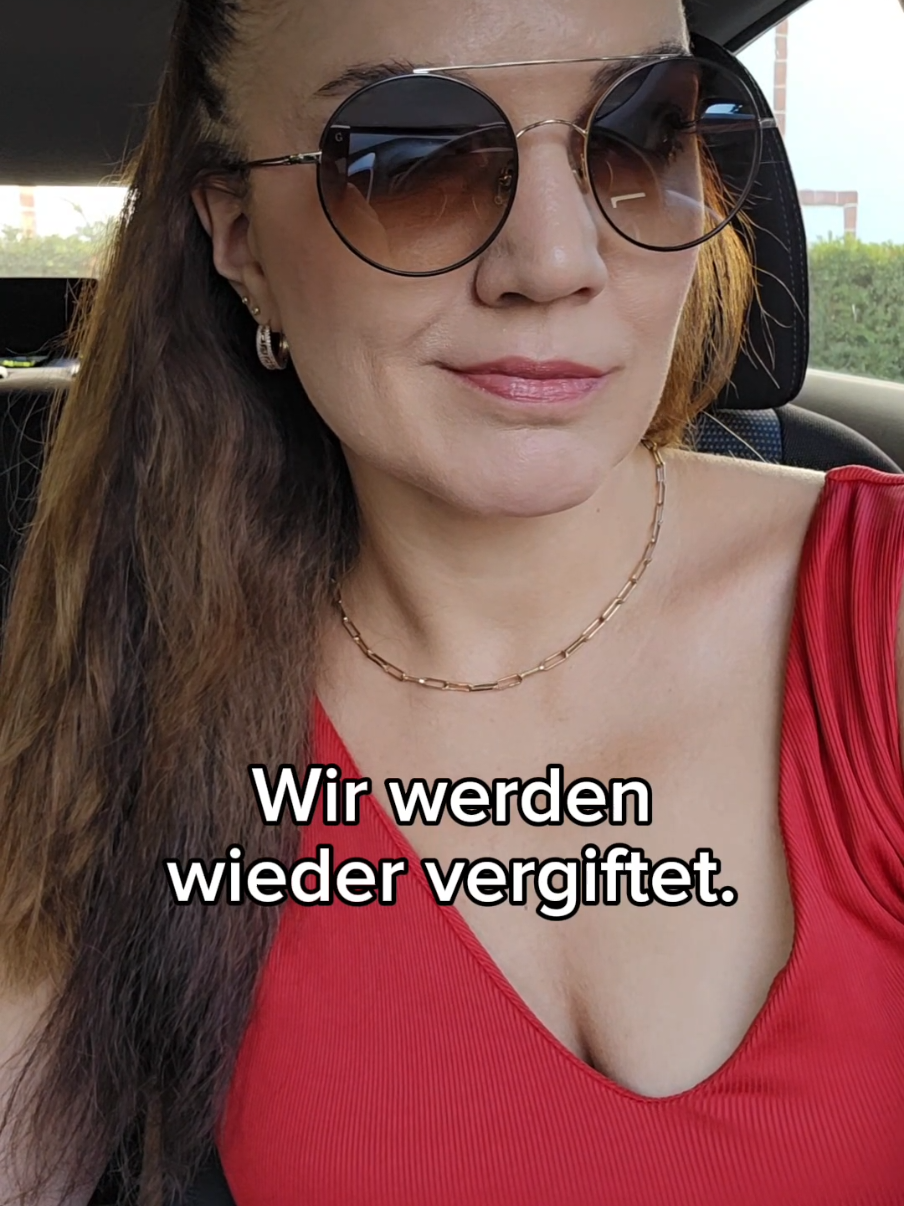 Im Frankfurter Raum fliegen sie wieder wie verrückt. In Deiner Region auch? - Schreibs mir in die Kommentare.  ⤵️ Und nein, das sind keine Wolken. 🙊🙊 #chemtrails #chemtrailsoverthecountryclub #aufklärung #matrix #chemtrail 