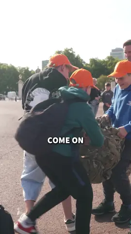 Backpack Sqauts at Buckingham Palace!  3 Kids give it a shot  £5 per squat!  heavyyyyyyy! #army #britisharmy #marines #london #squats 