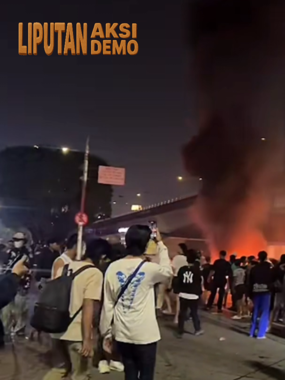 HINGGA MALAM HARI INI, PARA MASSA MASIH BERGERAK. 📹 Liputan Aksi Demo Di Gedung DPR/MPR RI, Jakarta. Senin, 25 Agustus 2025 #beritaviral #demo #dpr #suararakyat #fypシ゚   Aksi Demo Di Depan DPR RI. Demo Di Gedung DPR RI. Demo 25 Agustus. Demo Terkini Di DPR. Demo Mahasiswa Di Gedung DPR RI.
