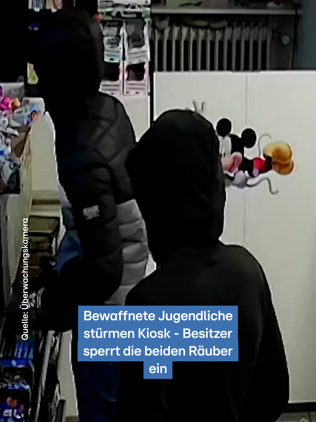 In Wuppertal stürmen zwei bewaffnete Jugendliche in einen Kiosk und wollen Geld. Aber da haben die beiden die Rechnung ohne den Ladenbesitzer gemacht. Er reagiert geistesgegenwärtig.