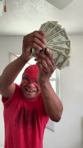 IF DAT ASS YOU SITTING ON AINT MAKING YOU NO MONEY….. YOU NEED TO LOCK 🔐 IN! Shirt 👕: @_nevacaredapparel & @Michael Sullivan #thefastflash #moneyspread #moneydance #lockedin #gapteeth 