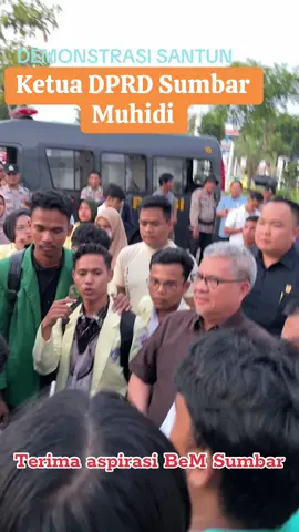 Pemyampaian aspirasi adalah hak warga negara, tugas DPRD sebagai wakil rakyat adalah menampung dan menindaklanjuti aspirasi sesuai dengan kewenangannya. warga dan mahasiswa tertib, santun dan beraklak dalam menyampaian aspirasi salah satu ciri intelektualitas dalam kehidupan berdemokrasi,, salam santun#padang #demonstrasi #unjukrasa #mahasiswa #pks 