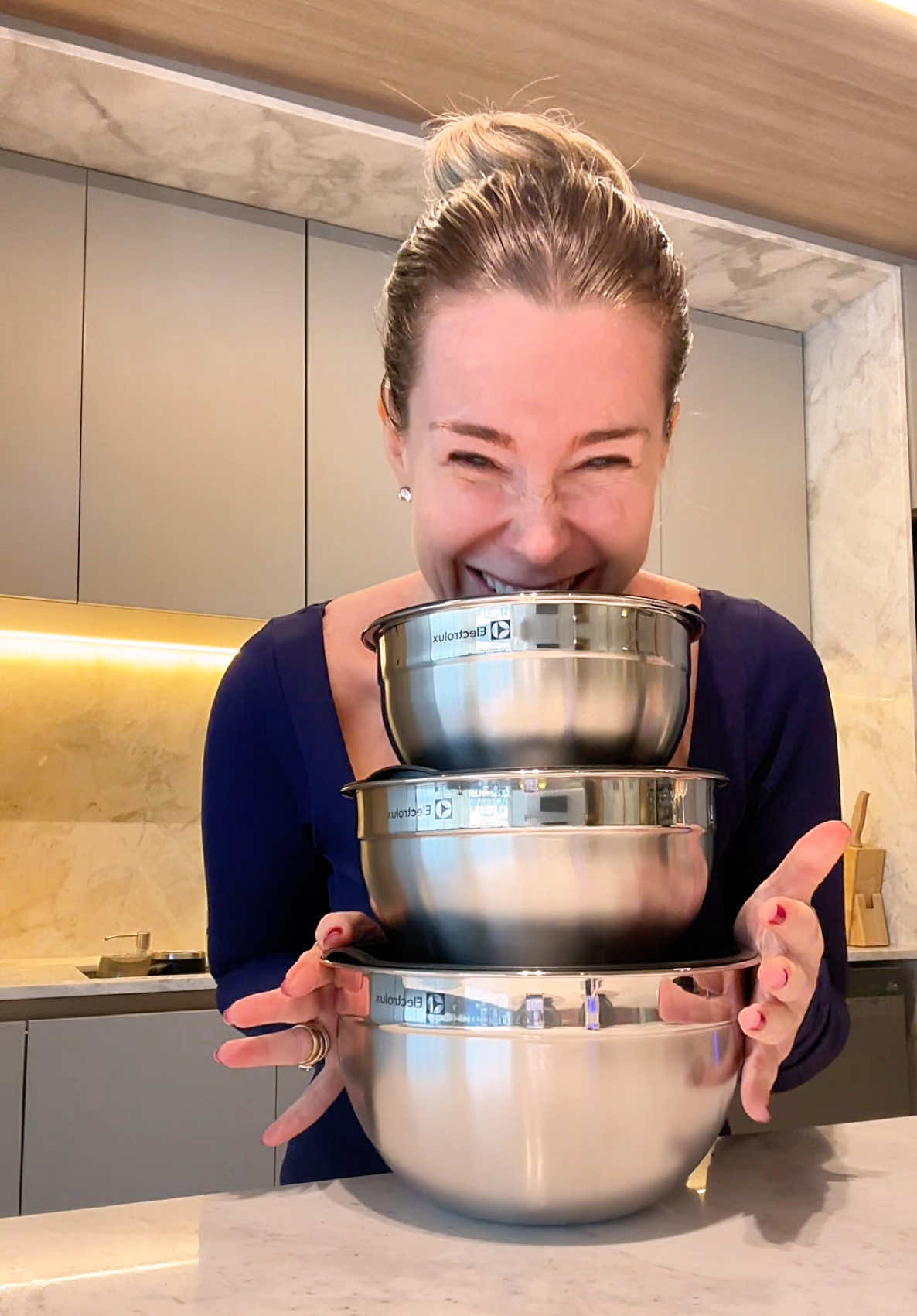 Eraaaaa meu sonhooooooo ter essas tigelas de inox da eletrolux ! Pra mim isso aqui é sinônimo de LUXO , PODER E GLÓRIA para donas de casa .  Porque Deus me free de ter vasilhas velhas de plásticos 