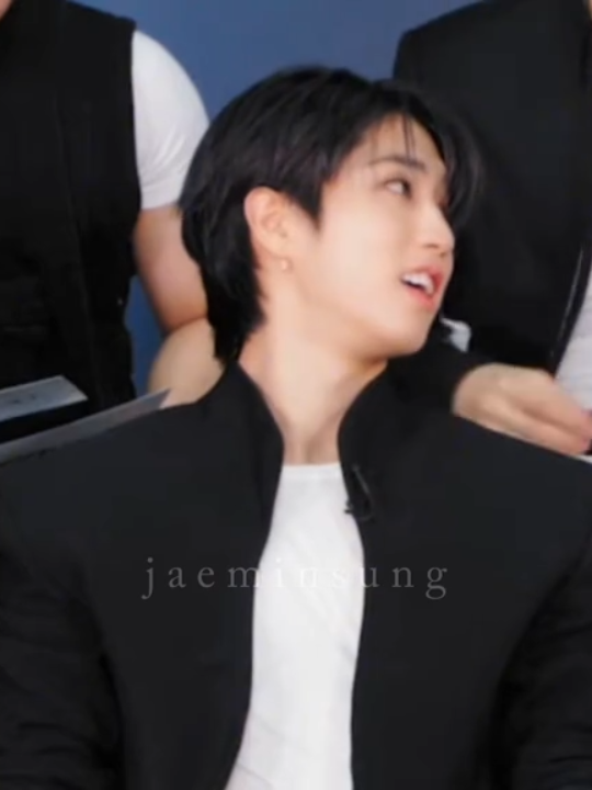 why does it feel like he's explaining himself mainly to han lol #minsung #minsungmoment #leeknow #skzhan #hanjisung #straykids #hanskz #한지성 #한 #리노 #스트레이키즈 #스키즈 #민성 #한밍 #リノ #ハン #ハンジソン #hanming #kpopfyp #skzkarma #karmaskz #teenvogue