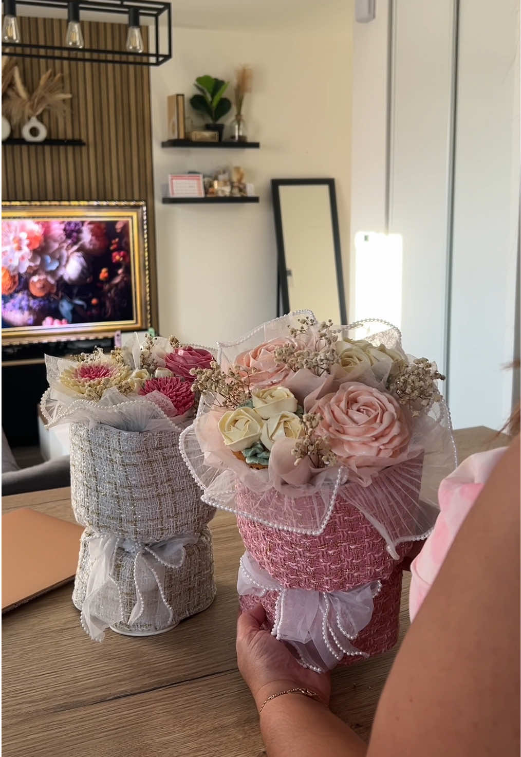 Parfait pour offrir, surprendre… ou simplement se faire plaisir. Et vous… vous oseriez croquer dedans ? #bouquetdecupcake #cupcakedecorating #bouquetofflowers #CapCut #flowers 