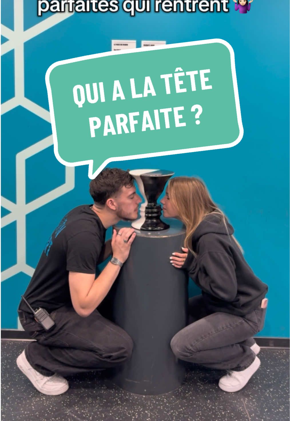 Personne n’a la tête parfaite t’en fais pas 👻  #illusion #museumofillusions #why 
