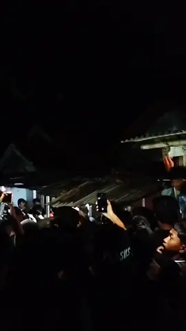 warga melempari batu ke rumah pelaku penculikan anak. di desa kedongdong susukan Cirebon 