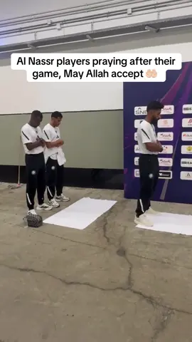 Al Nassr players praying after their game with Al-Ittihad 2-1. May Allah accept 🤲🏻 #muslim #alnassr #football #muslimtok #prayer 