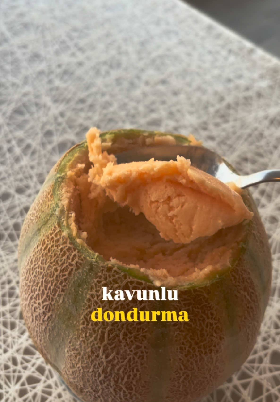 Kavunun İçinde Kavunlu Dondurma Tarifi🍈🍨 Malzemeler  1 bütün orta boy kavun 1 paket toz kremşanti  1 çay bardağı süt  Yapılışı; 1.Kavunun kafa kısmını kesip içini temizliyoruz. 2.İçini blenderla ezip toz kremşanti ekliyoruz ve üzerine sütü ilave ediyoruz. 3.Mikser yardımıyla çırpıyoruz. 4.Derin dondurucuda 1 gece bekletiyoruz. Ara sıra çıkarıp 2-3 kere karıştırmamız gerekiyor. Mis gibi kavunlu dondurmamız servise hazır. Afiyet olsun 🤍 #dondurmatarifi #icecreamrecipe #kavunludondurma #pratiktarifler #summerrecipes 