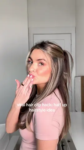 You’ll love this claw clip hack 🫶#hairtutorial #easyhairstyles #2025hairtrends #halfuphalfdownhairstyle