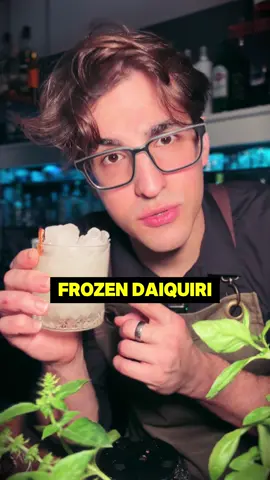 ⚠️ Si mezclas ron, lima y azúcar, nada puede salir mal, si le añades hielo, ya tienes un Frozen Daiquirí. #camarero #hosteleria #cocteles #cocteleria #bartender