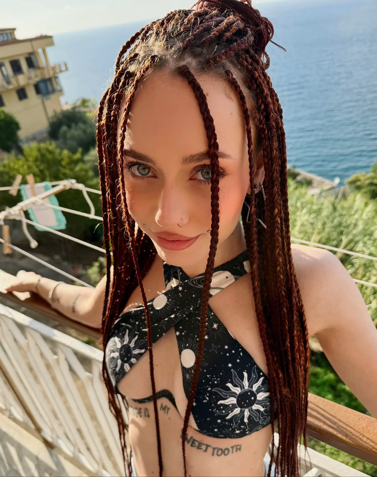 una piccola faccina con vista mare 🌊