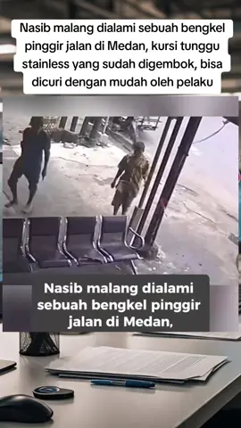 Melihat Rayap Besi Beraksi di Siang Bolong, Kursi Tunggu di Depan Bengkel Dibawa Kabur dengan Santai  Nasib malang dialami sebuah bengkel pinggir jalan di Medan, kursi tunggu stainless yang sudah digembok, bisa dicuri dengan mudah oleh pelaku.  Dari rekaman CCTV, pelaku berjumlah 3 orang yang salah satunya membawa betor alias becak bermotor.  Kejadian itu terjadi saat bengkel libur pada hari Minggu, 17 Agustus 2025, sekitar pukul setengah satu siang. #maling #bengkel #kursi