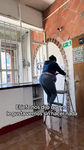 Cuando el jefe no quiere vernos sin hacer nada… pero la cámara tiene solución 😅🔧 En Herramientas Neumáticas de Puebla trabajamos duro (y con humor) para seguir siendo tu distribuidor autorizado de Chicago Pneumatic. ¡Ven por tus herramientas de confianza!  #herramientas #risas #ChicagoPneumatic #viraltiktok #Puebla 