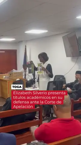 Elizabeth Silverio presentó este lunes los supuestos títulos académicos en su defensa ante la Corte de Apelación. Silverio fue condenada por el Tercer Tribunal Colegiado del Distrito Nacional, que dispuso su encarcelamiento en Najayo Mujeres, además del pago de RD$2 millones a favor de cada víctima como indemnización. El tribunal la declaró culpable de hacerse pasar por doctora y de ejercer sin acreditación académica ni habilitación profesional. No obstante, permanece en libertad hasta que la Corte de Apelación decida si confirma la sentencia, la anula o dispone un nuevo juicio. El expediente establece que Silverio ejerció la medicina de manera fraudulenta entre enero de 2021 y junio de 2023, sin haber estudiado ni recibido formación en el área. #EINuevoDiarioRD
