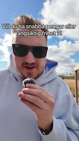 Vill du jaga snabba pengar eller vill du bygga något som fungerar? Jag har gått i så många snabba pengar fällor och jag vet dom lockar. Men de funkar aldrig man har förlorat mer i slut änden.. därför bygger jag något för mig själv som fungerar i längden! #motbättretider #frihetavbraekonomi #extrainkomst #onlineföretag #privatekonomi 