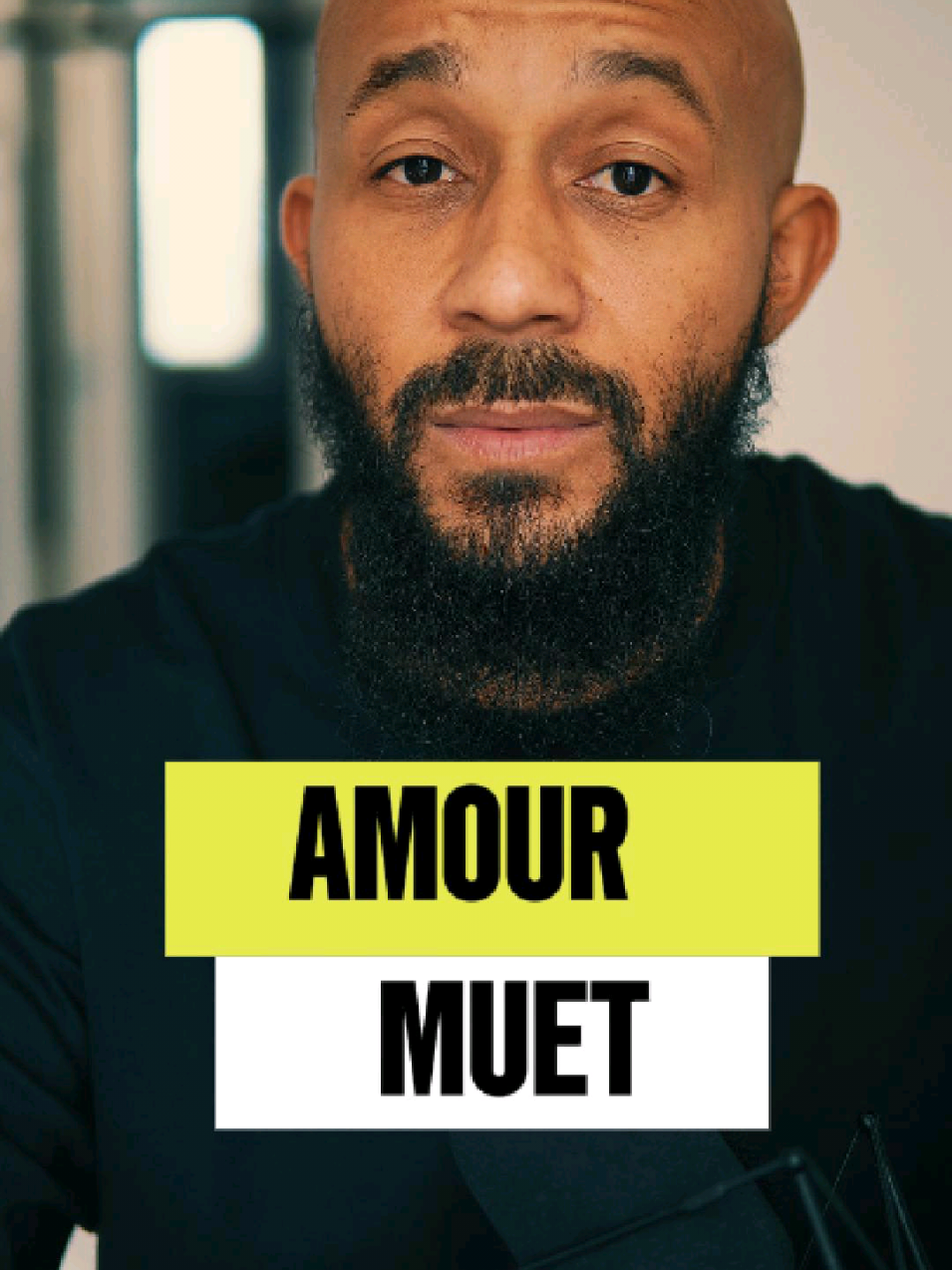 Beaucoup d’hommes aiment en silence. Ils souffrent aussi en silence. Pas parce qu’ils n’ont rien à dire… mais parce qu’on ne leur a jamais appris à le dire. Apprenez à mettre des mots sur vos émotions. Le mariage ne peut pas grandir dans le silence #muslimtiktok #rencontre #celibataire #muqabala #mariage 