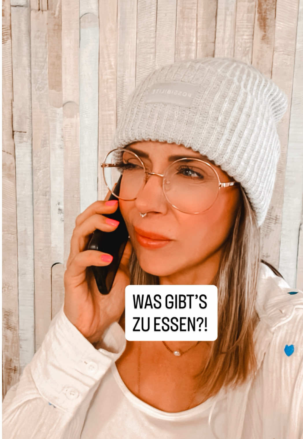 🎬 POV: Dein Teenie liegt gemütlich im Zimmer und anstatt aufzustehen, ruft er einmal quer durchs Haus: 👉 „Maaamaaa, was gibt’s zu essen?“ Ich: „Komm doch einfach runter und guck!“ Teenie: „Nee, sag einfach!“ 🙄 Kennt ihr das auch? 😂🍝🍕🥘 #wasgibteszuessen #teenager #mamaundsohn #reallife #mimisfamilienleben 