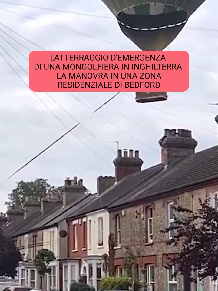 Una mongolfiera è stata costretta a un atterraggio d’emergenza nel centro di Bedford, in Inghilterra. Le immagini, condivise dall’utente Sian Kings sui social, mostrano il pallone aerostatico che scende lentamente su una via residenziale, guidato da due uomini a bordo. Alcuni passanti hanno tentato di assistere con indicazioni e gesti, fino al contatto sicuro con l’asfalto. Secondo i media locali nessuno ha riportato ferite. #mongolfiera #inghilterra