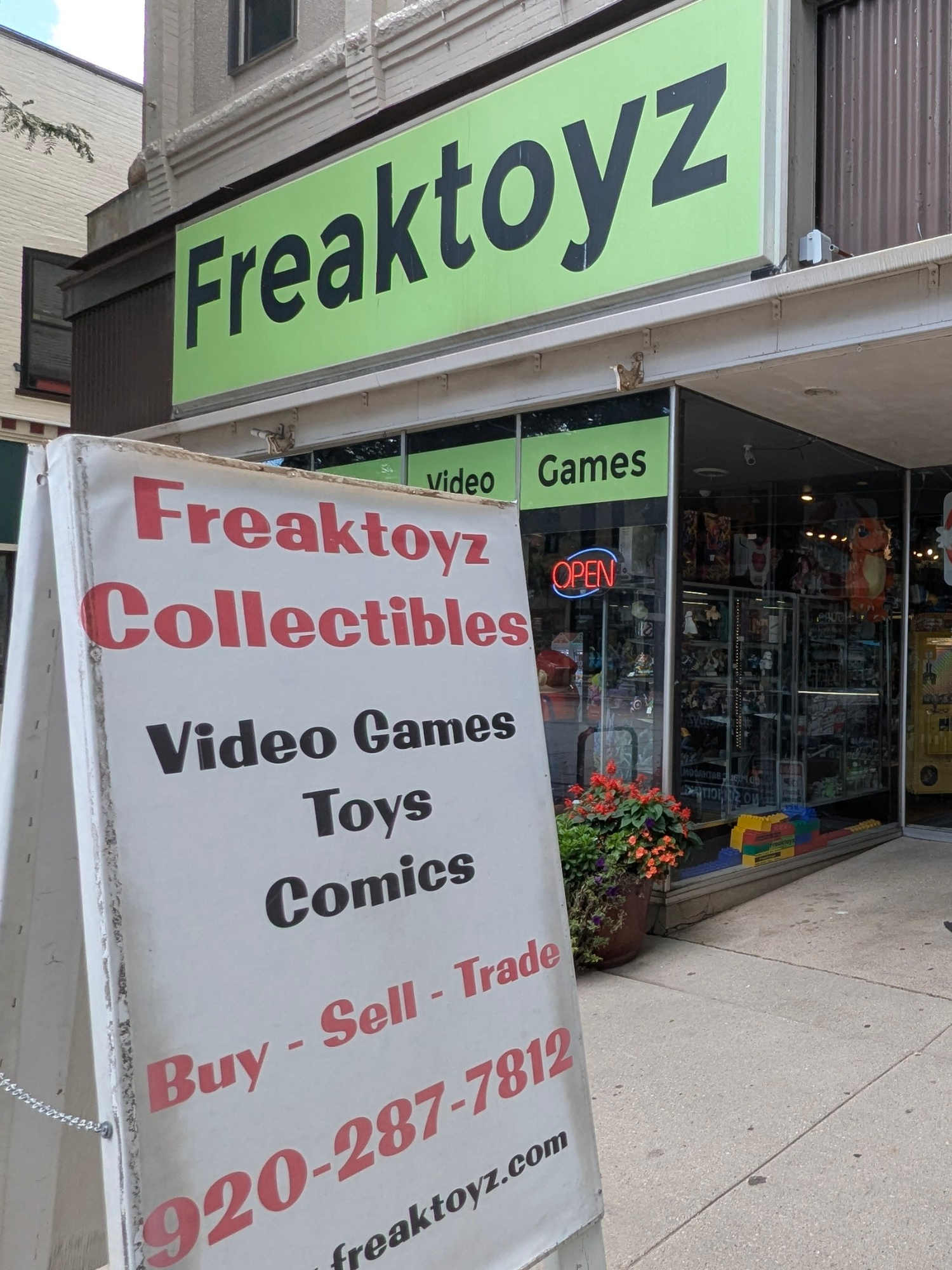 We're Freaktoyz Collectibles #toystore #collectibles #collectiblestore #vintagetoys #comicbookstore #retrogamestore #retrostore #brickandmortar #onlinestores #introduction #lcs #localtoystore #onlinetoystore #wisconsin #sheboygan