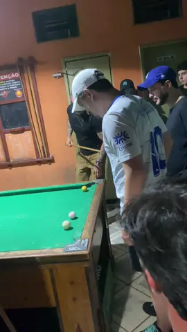 POV: Quando você vai jogar sinuca em um barzinho raiz e se depara com o Gustavo Lima e o Hugo. Goiânia é o lugar 🍻 #goianiasertaneja #gustavolima #hugoeguilherme #goiania #sertanejo 